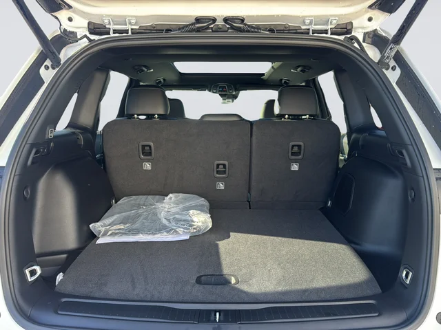 New 2026 Bright White Clear-Coat Exterior Paint Jeep Limited image 19