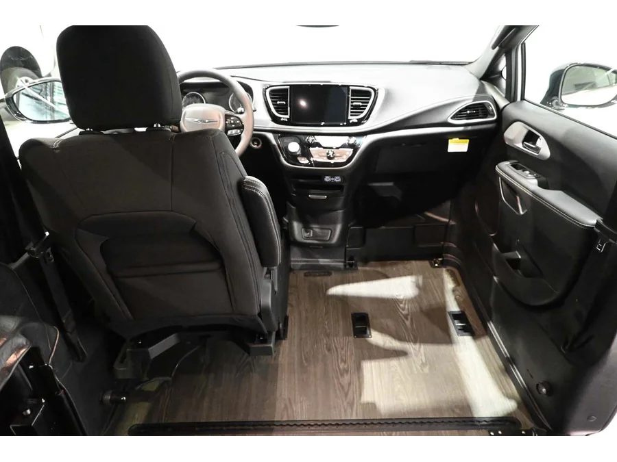 2024 Chrysler Pacifica Touring - Photo 23