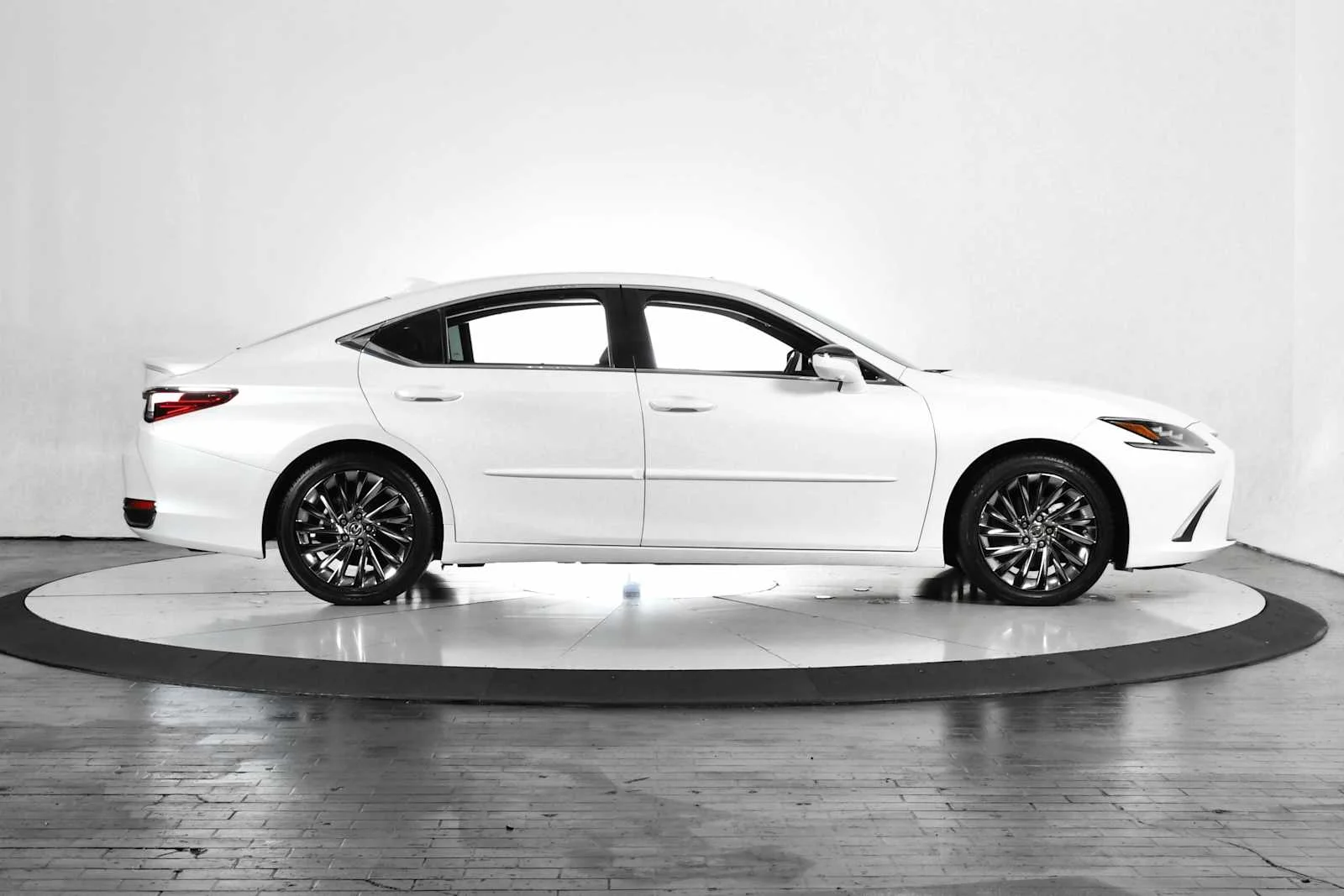 Certified Used 2024 EMINENT WHITE PEARL Lexus Ultra Luxury image 8