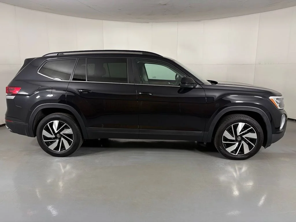 Used 2025 Black Volkswagen 2.0T SE w/Technology image 10