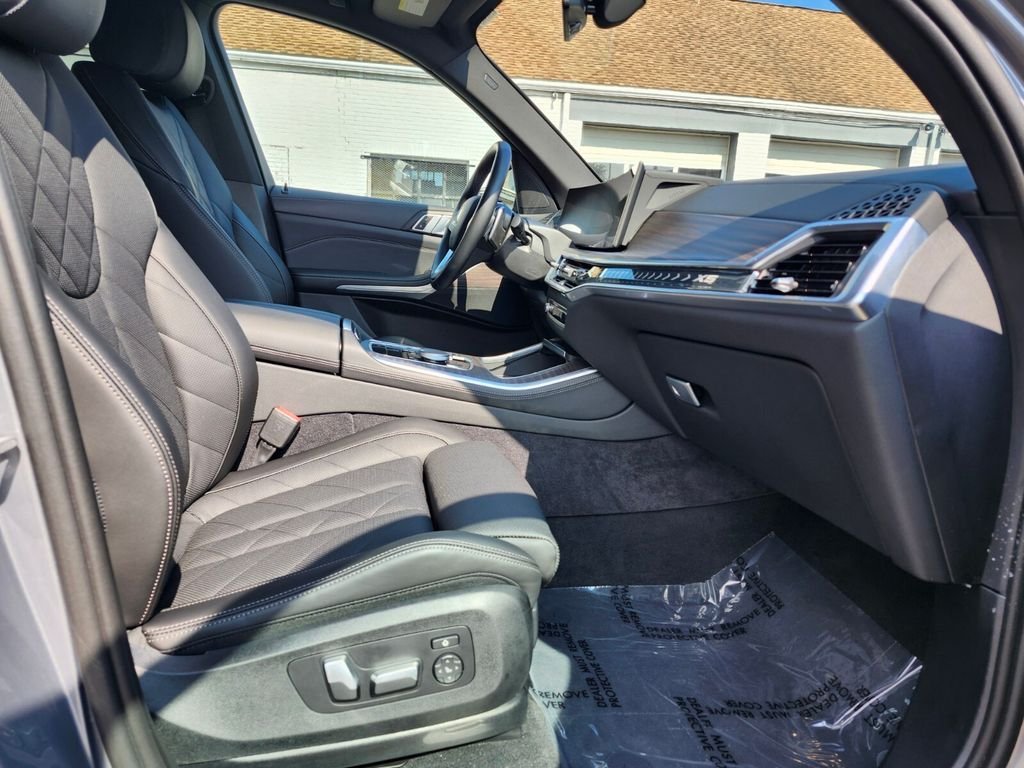 Used 2024 Gray BMW xDrive40i image 12