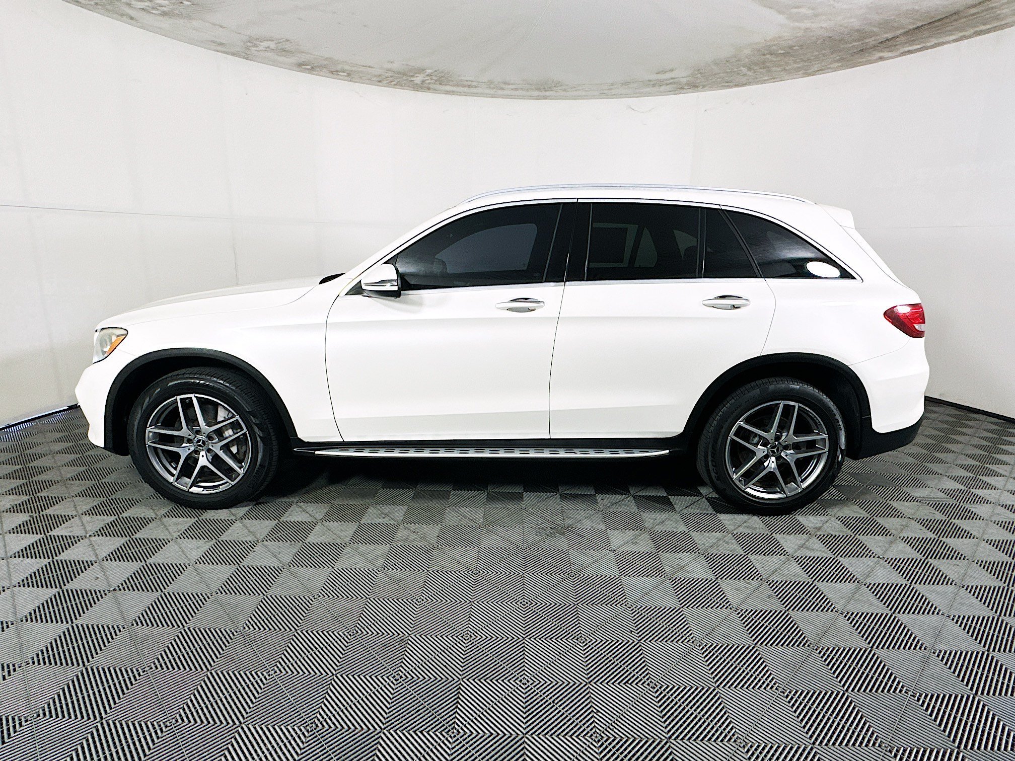 Used 2017 White Mercedes-Benz GLC 300 image 6