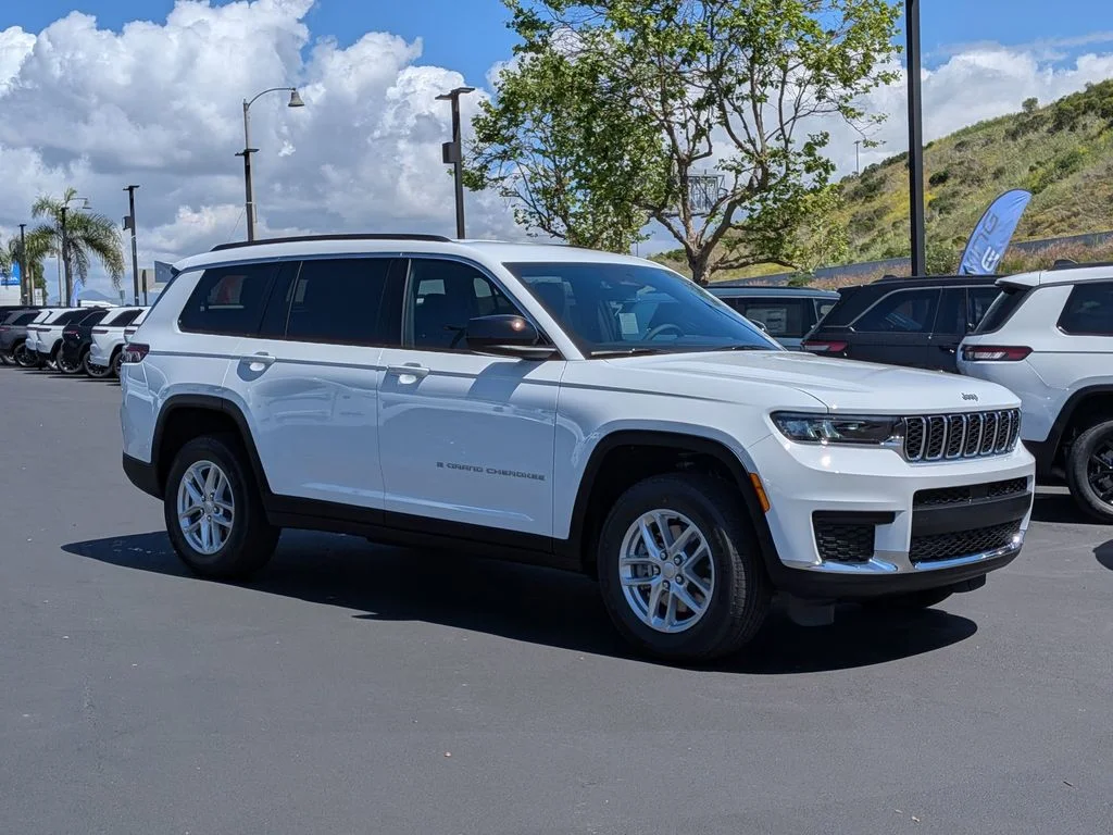 New 2026 Bright White Clear-Coat Exterior Paint Jeep Laredo image 3