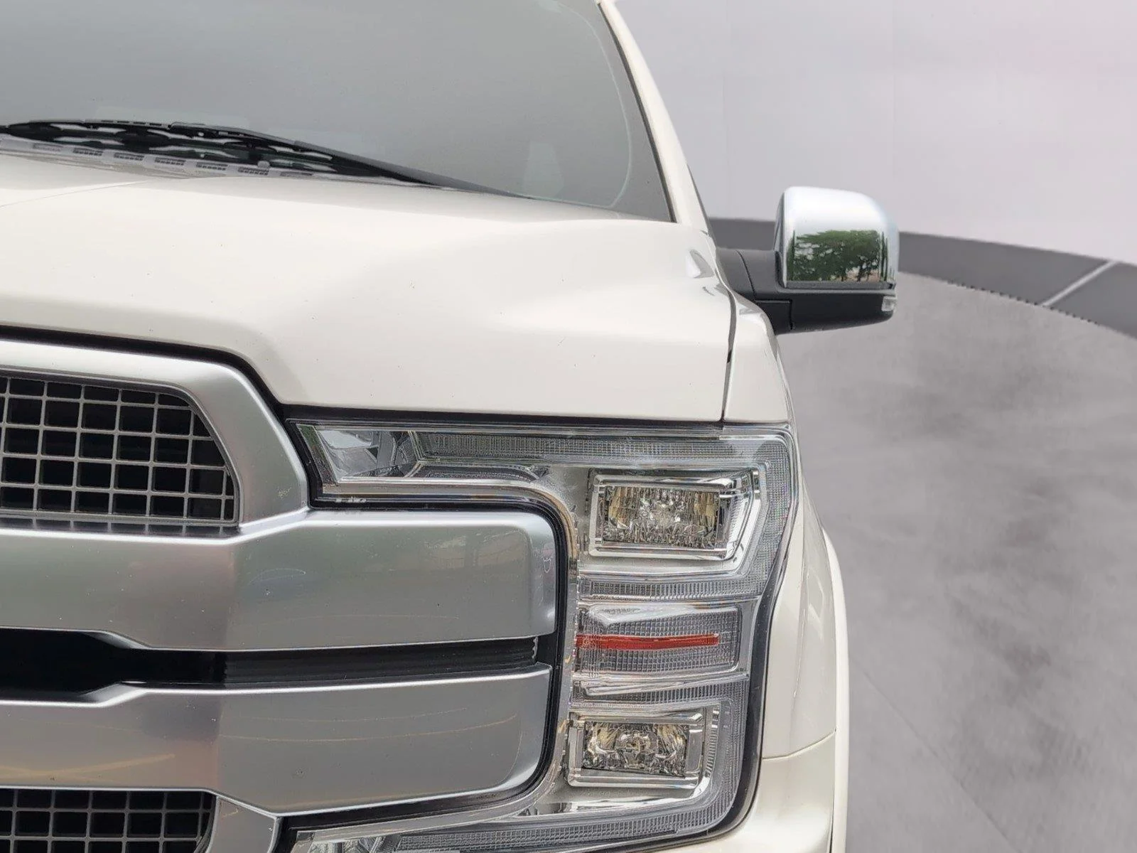 Used 2018 White Platinum Metallic Tri-Coat Ford Platinum image 38