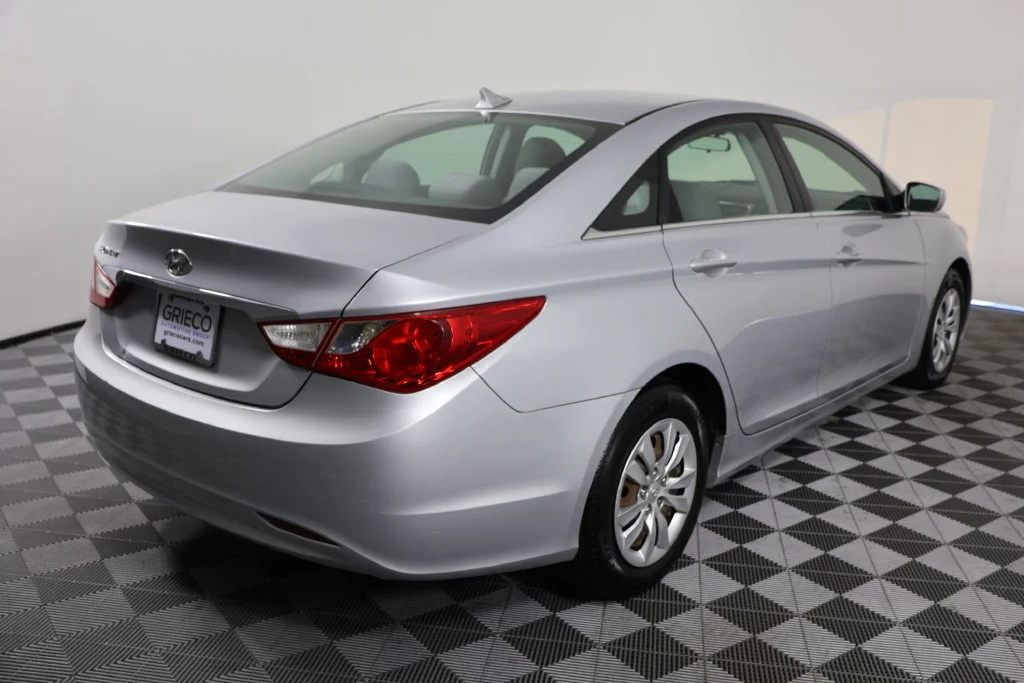 Used 2011 Radiant Silver Metallic Hyundai GLS image 8