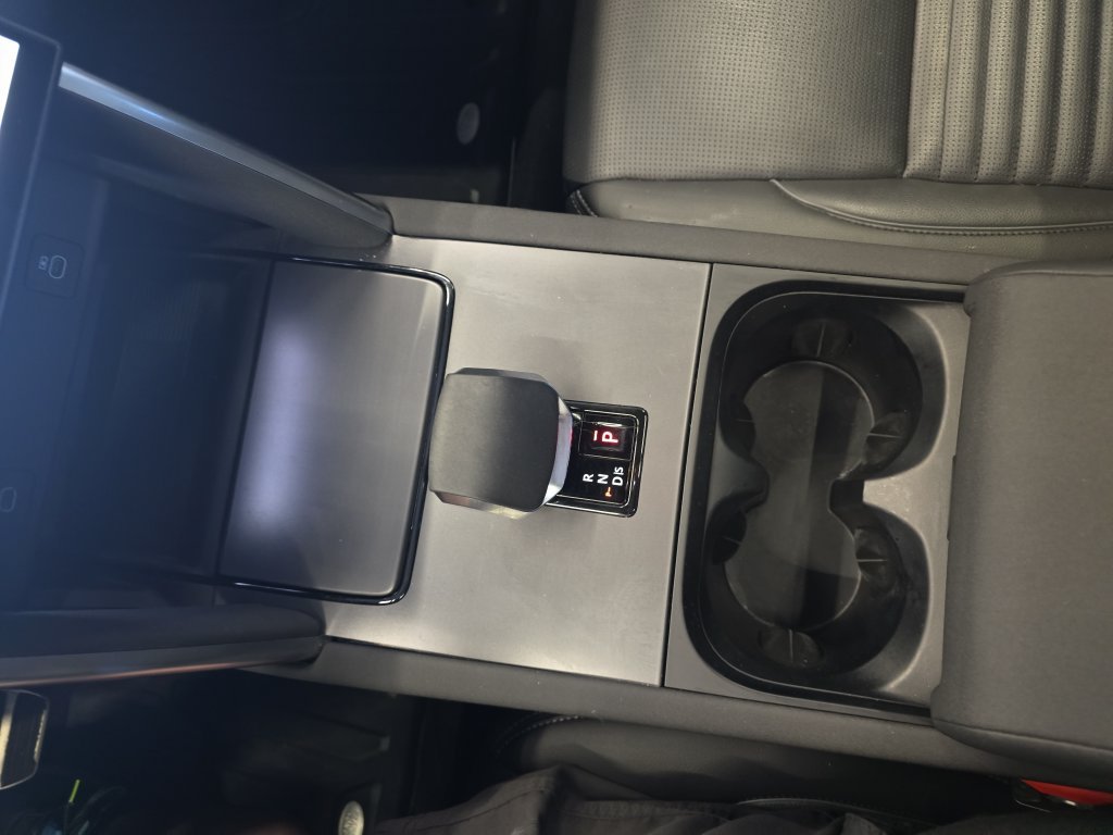Certified Used 2025 Black Land Rover SE image 28