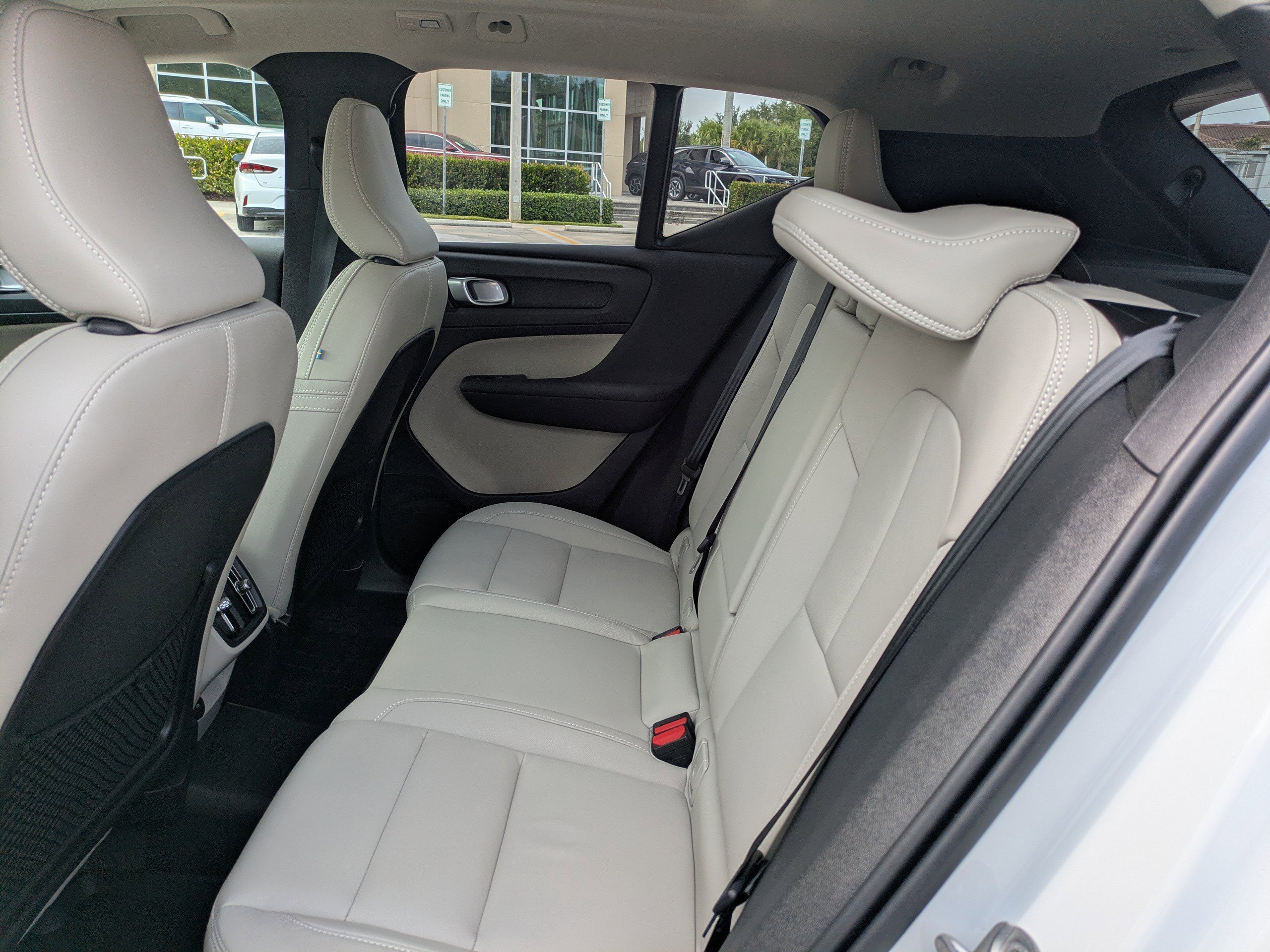 2025 Volvo XC40 Plus - Photo 13