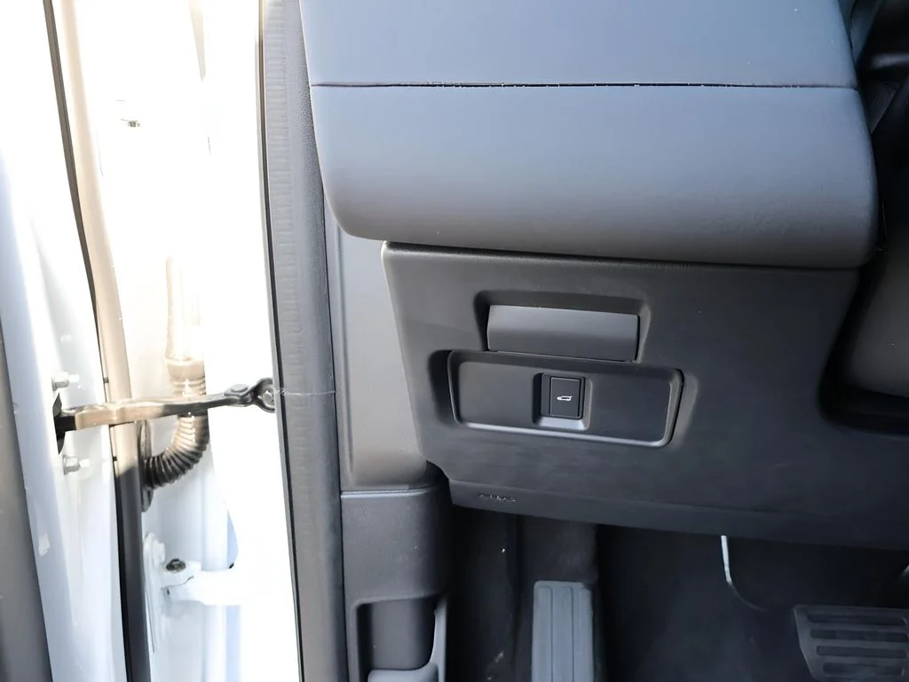 New 2025 Fuji White Land Rover S image 36