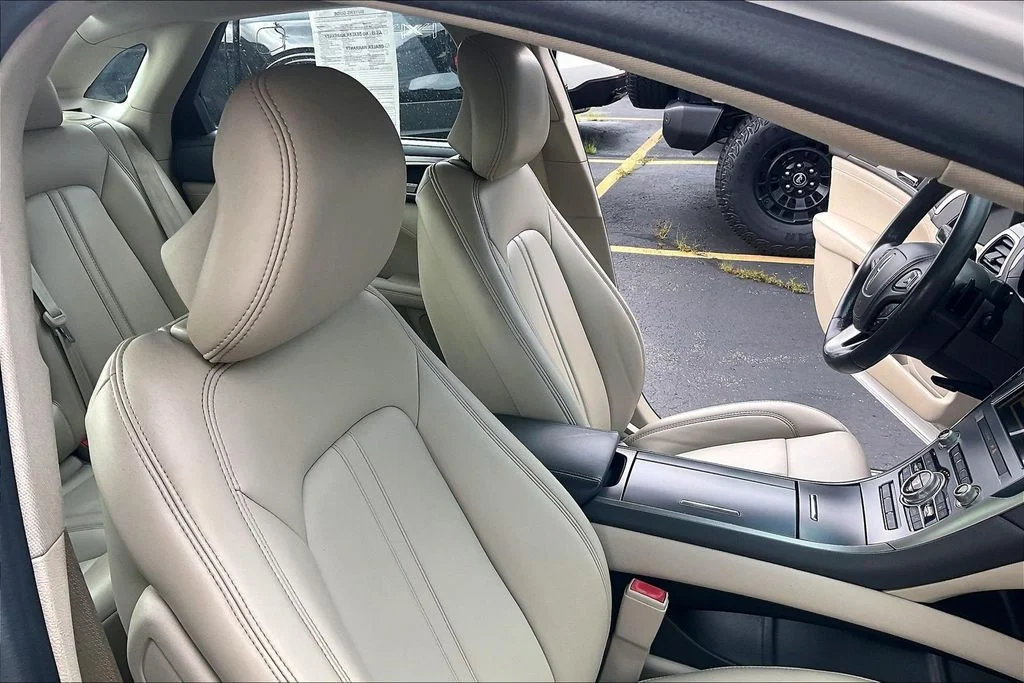 Used 2019 White Lincoln Standard image 6