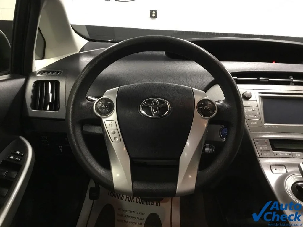 Used 2015 Silver Toyota Three image 30