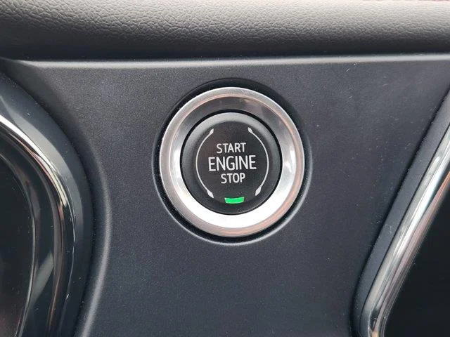 Used 2022 White Chevrolet RS Front-Wheel Drive image 21