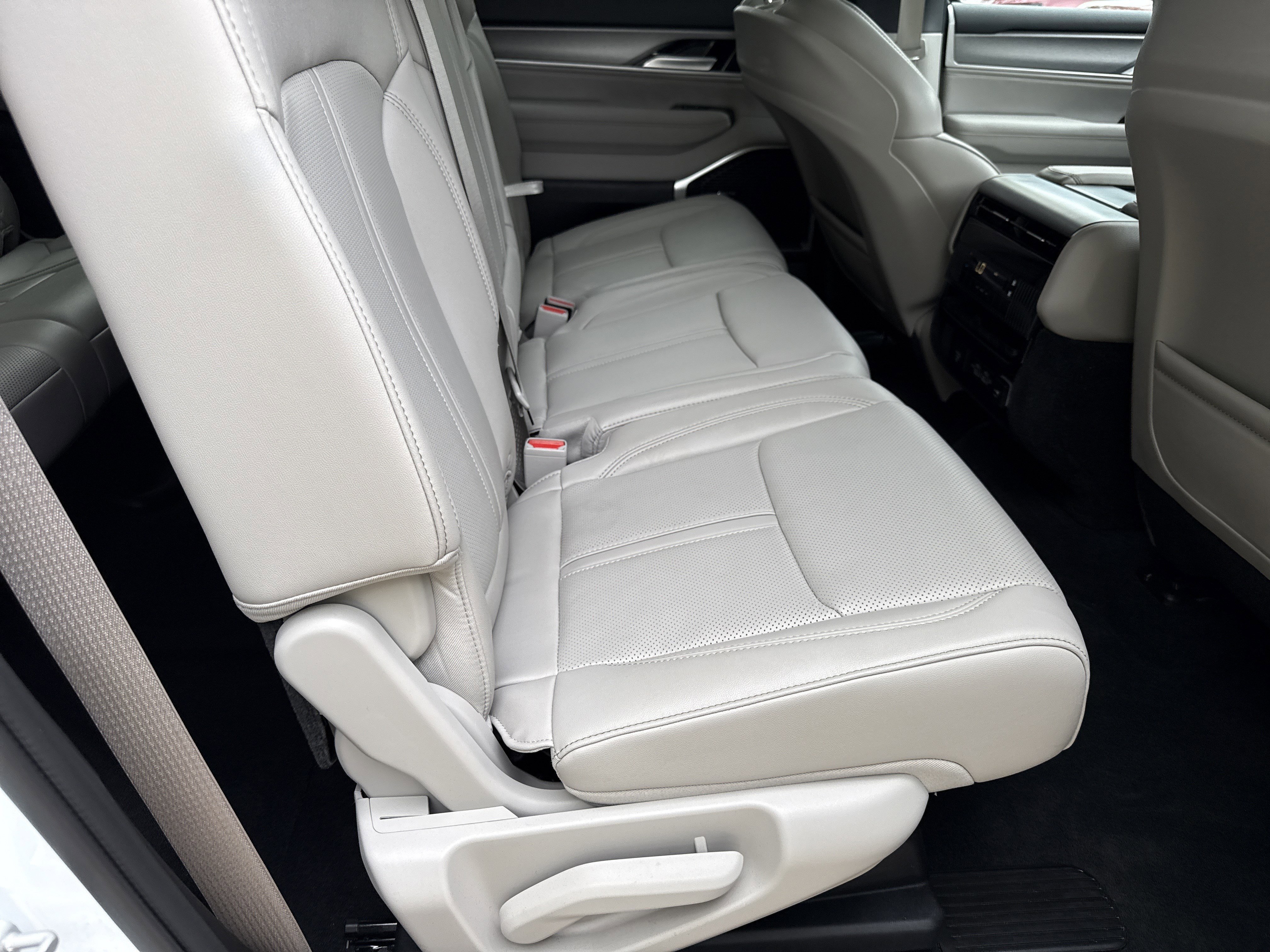 Used 2025 Bright White Clearcoat Jeep Base image 15