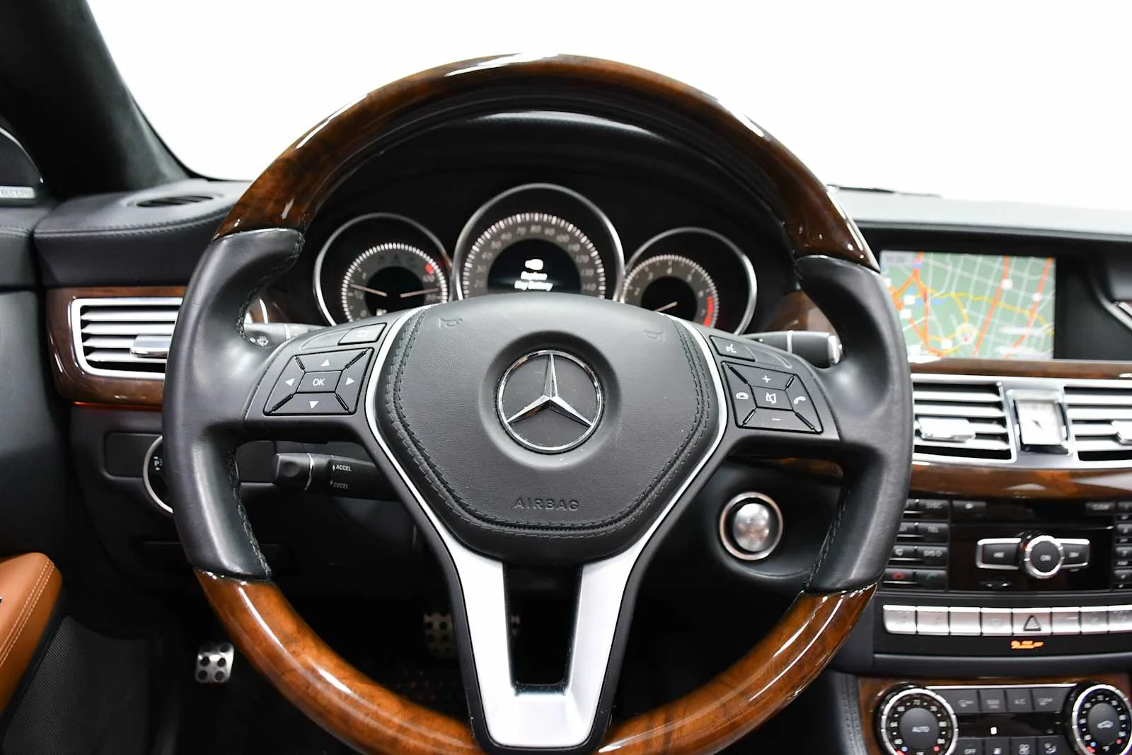 Used 2013 Diamond White Metallic Mercedes-Benz CLS 550 image 16