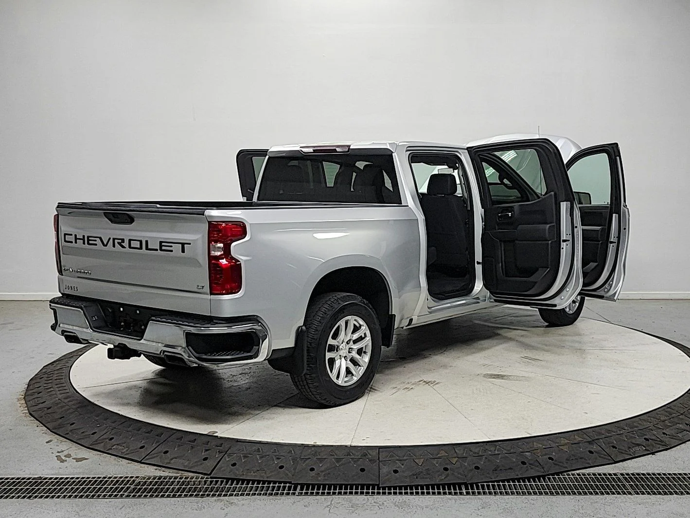 Used 2019 Silver Chevrolet LT image 15