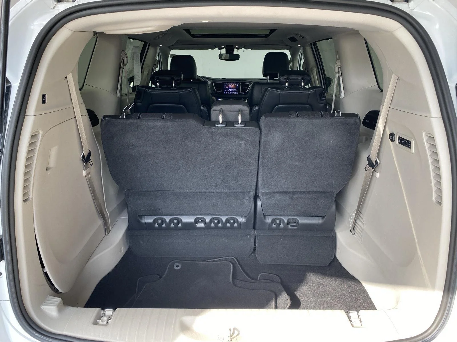 Used 2019 Bright White Clearcoat Chrysler Limited image 19