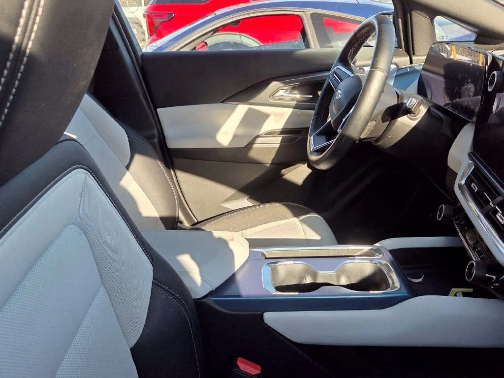 Used 2025 Summit White Chevrolet LT image 4