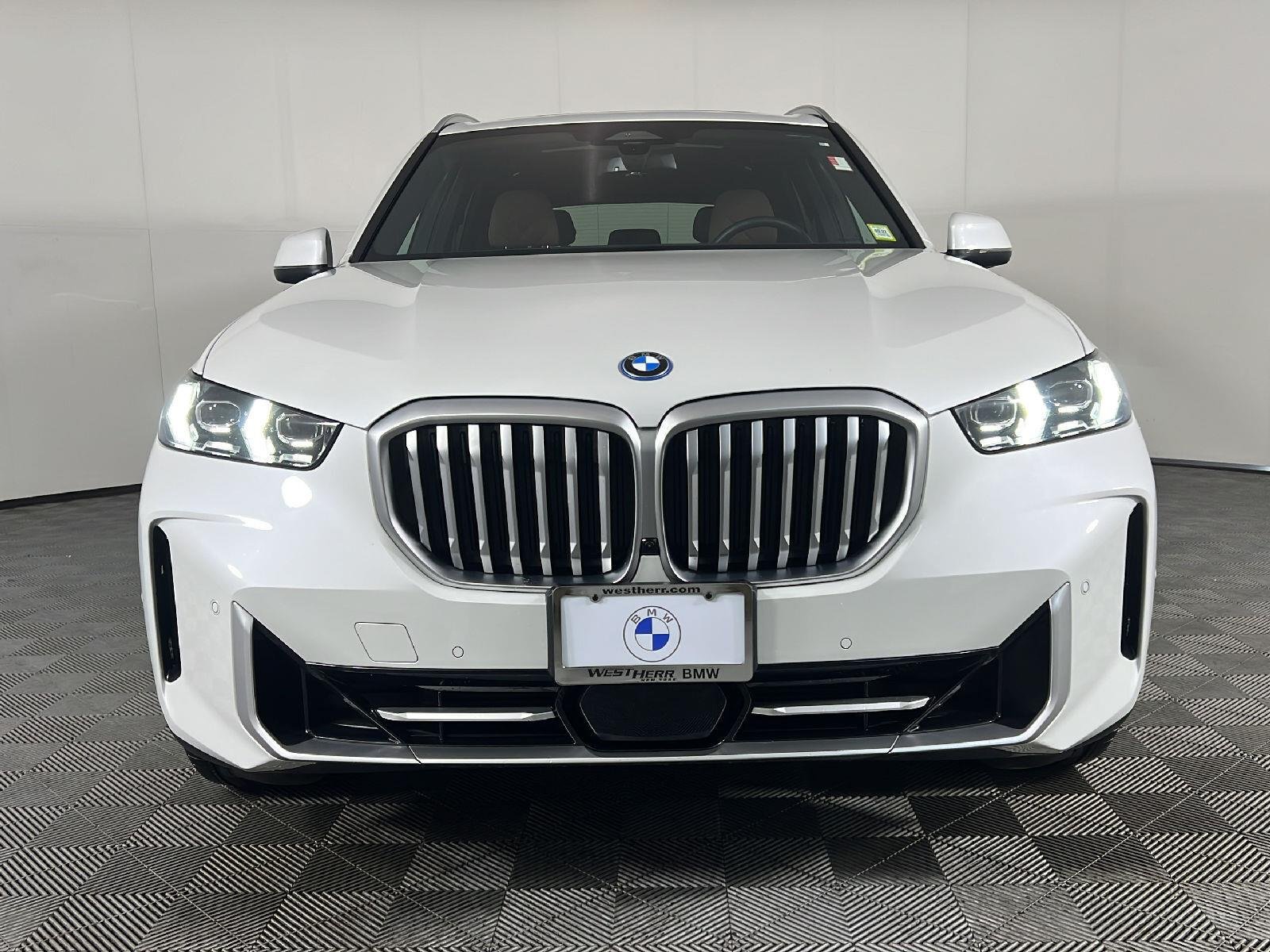 New 2026 Mineral White Metallic BMW xDrive50e image 7