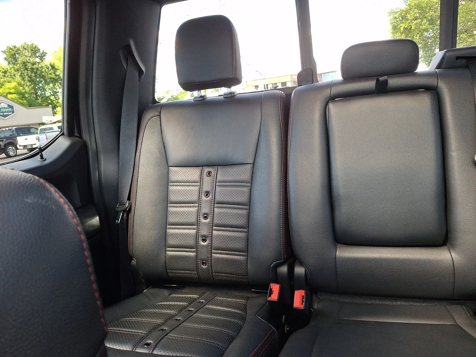 Used 2020 Agate Black Metallic Ford LARIAT image 18
