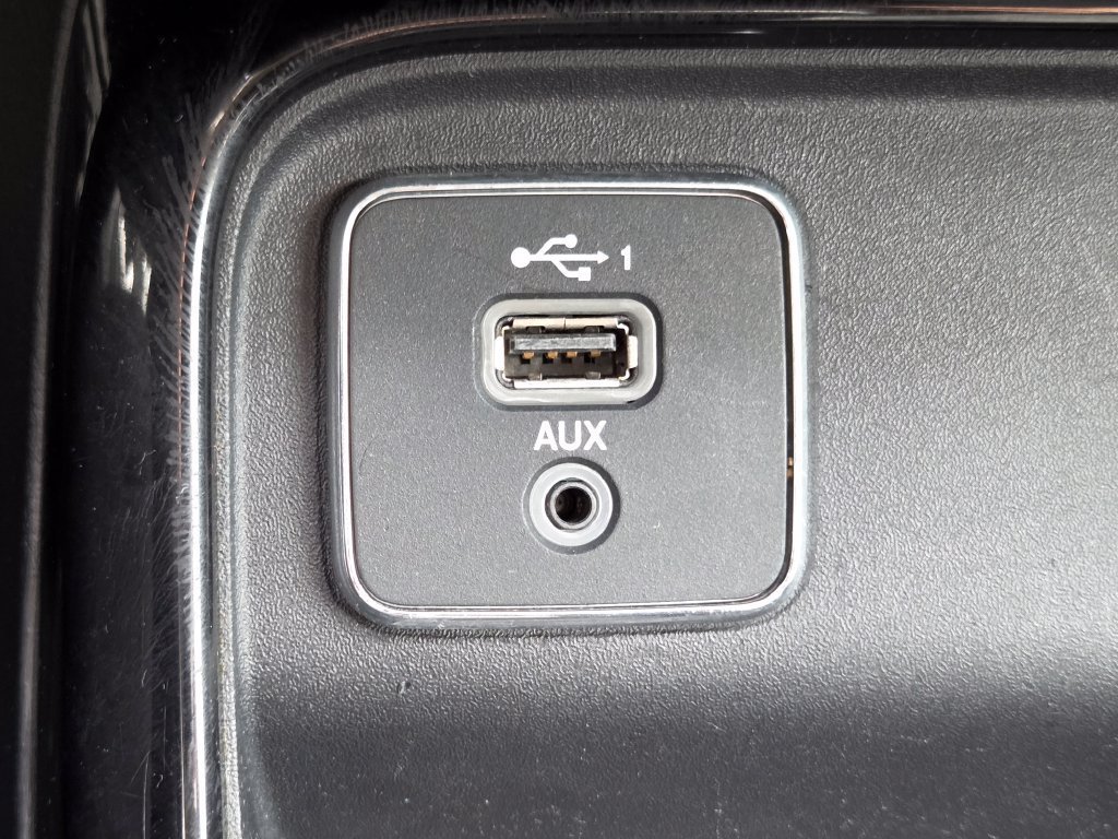 Used 2018 White Clearcoat Jeep Limited image 12