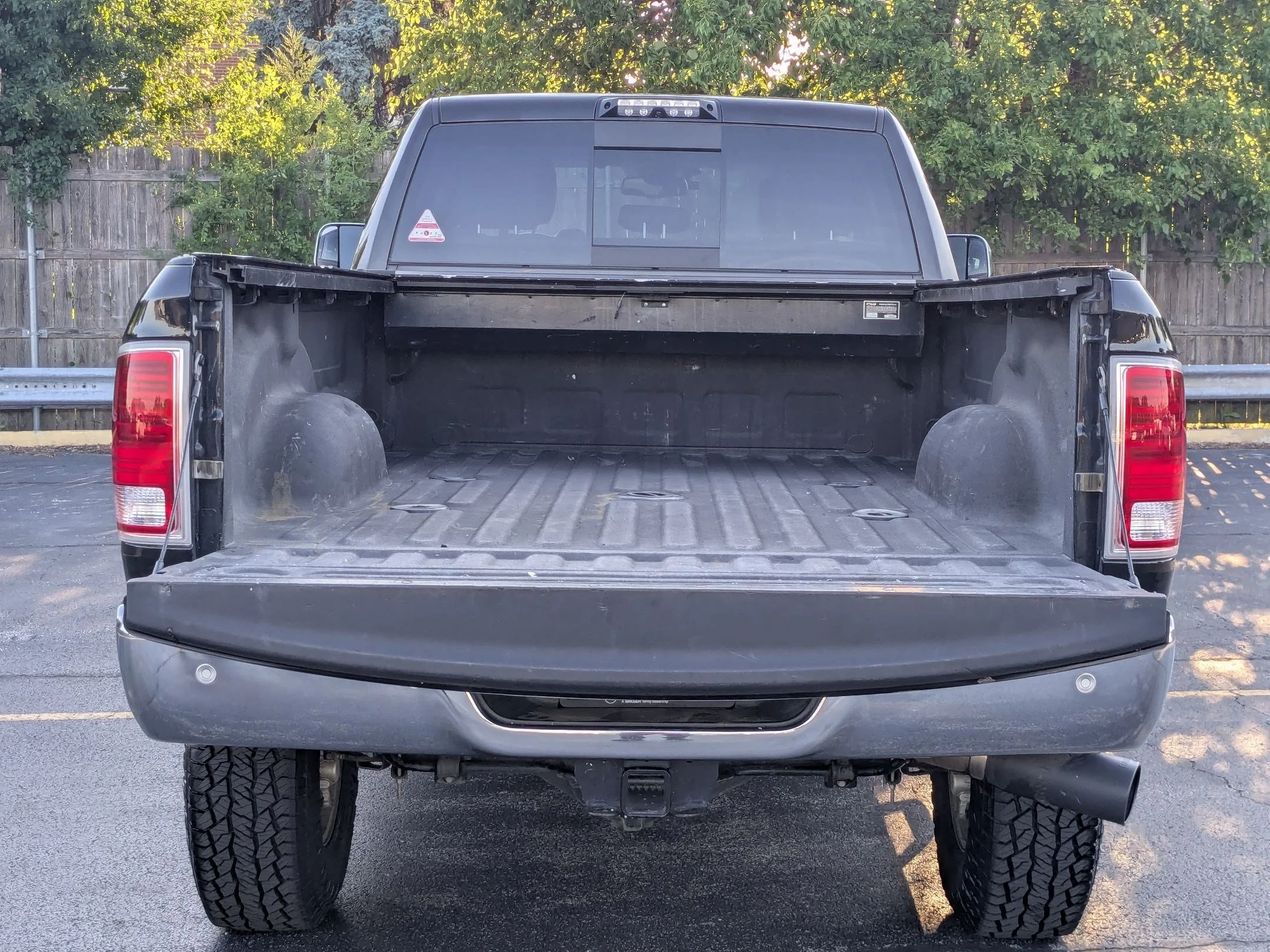 Used 2017 Brilliant Black Crystal Pearlcoat Ram Laramie image 25