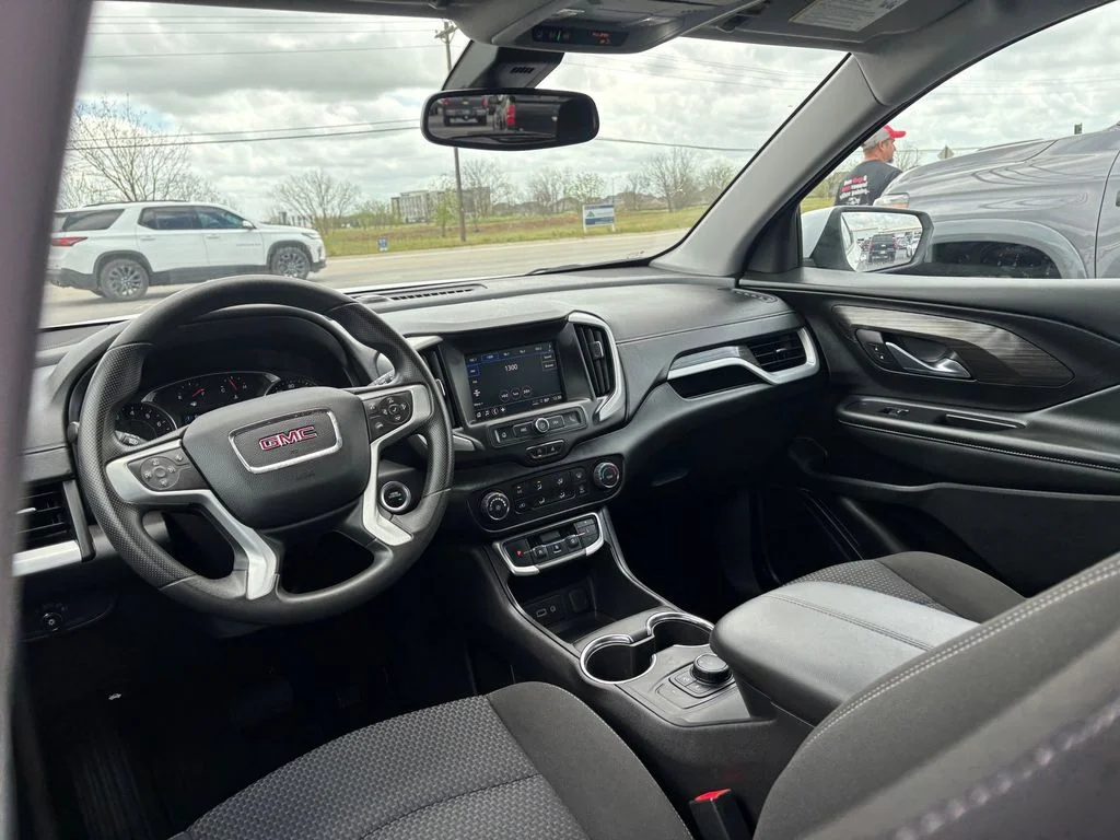 Used 2024 White GMC SLE image 27