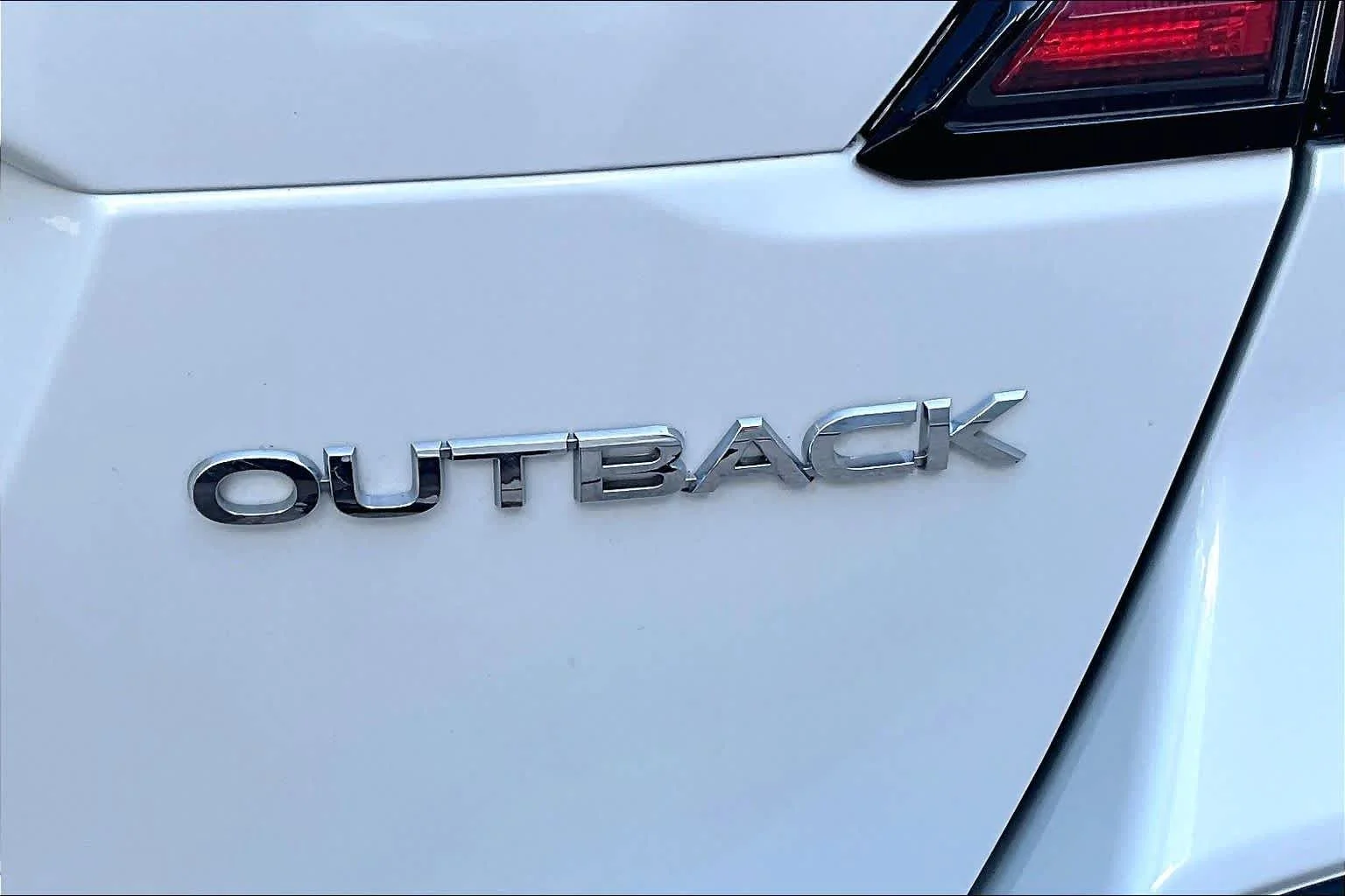 Used 2022 Crystal White Pearl Subaru Limited image 10