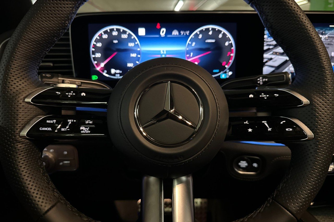 New 2026 MANUFAKTUR Moonlight White Metallic Mercedes-Benz GLS 580 4MATIC® SUV image 24
