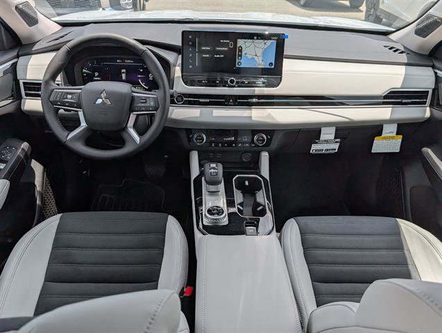Used 2025 White Diamond Mitsubishi SE image 28
