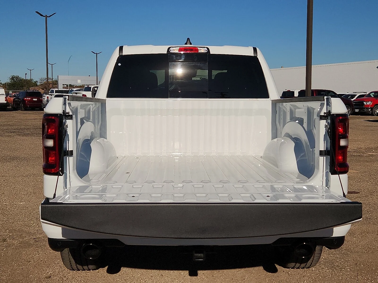 New 2027 PW7 Bright Whit Ram TRADESMAN CREW CAB 4X2 image 8