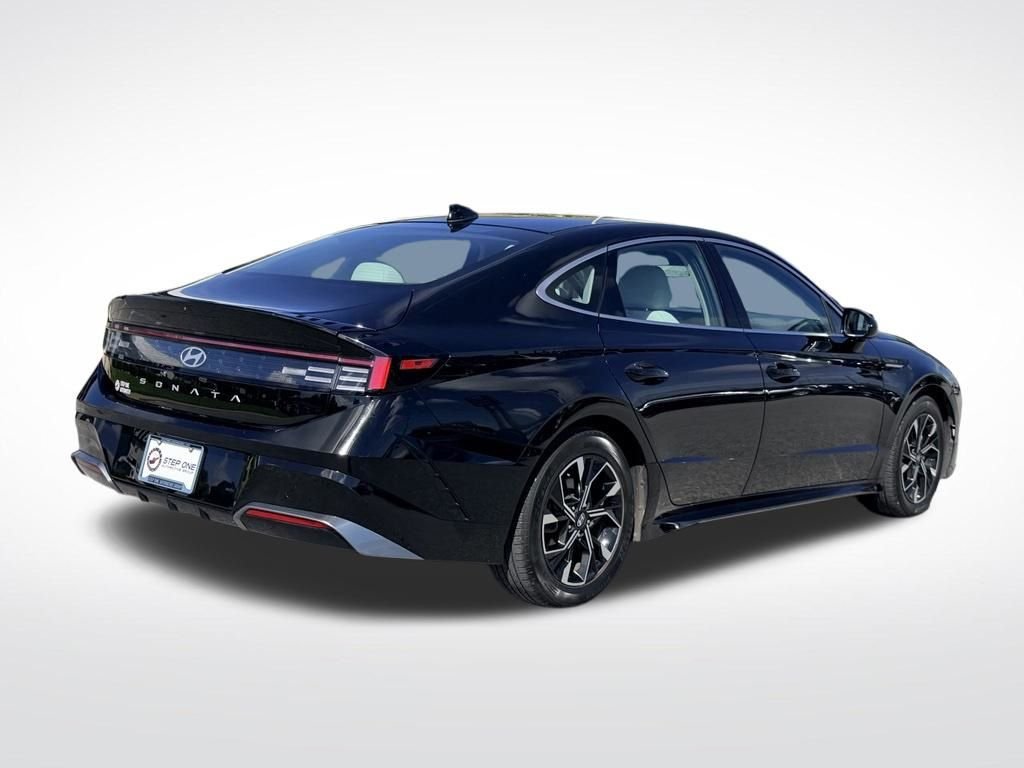 Used 2025 Black Hyundai SEL image 6