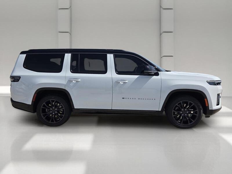 New 2026 Bright White Clear-Coat Exterior Paint Jeep SUMMIT RESERVE 4X4 image 6