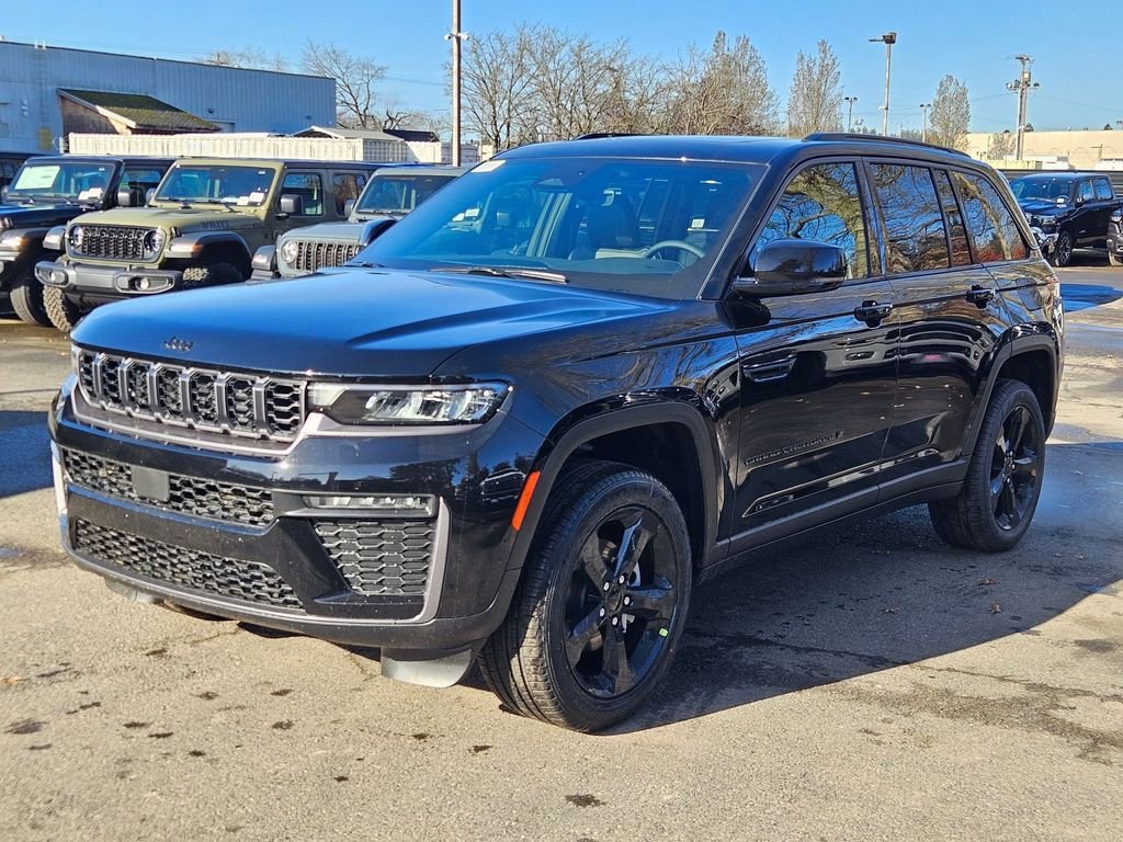 New 2026 Diamond Black Crystal Pearl-Coat Exterior Paint Jeep Limited image 3