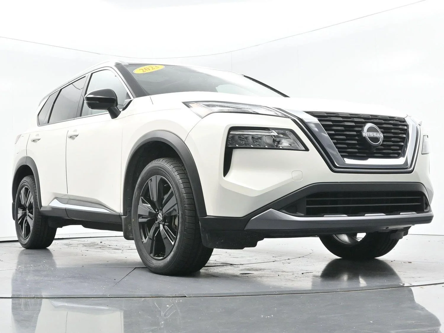 Used 2023 Pearl White Tricoat/Super Black Nissan SL image 45