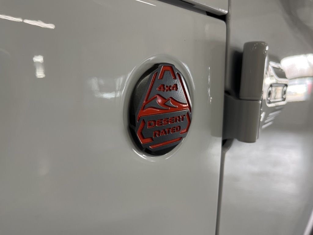 New 2026 Bright White Clear-Coat Exterior Paint Jeep Mojave image 12