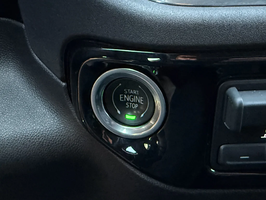 Used 2023 SUMMIT WHITE GMC Elevation image 30