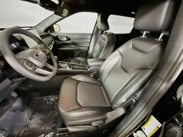 New 2026 Diamond Black Crystal Pearl-Coat Exterior Paint Jeep Latitude image 19