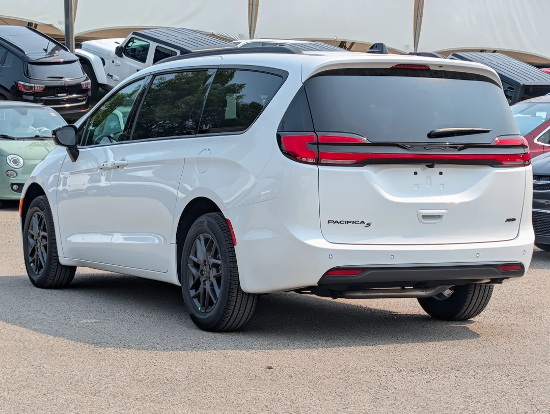 New 2027 White Chrysler Select - - AWD - 3.6L Pentastar V6 - Adaptive Cruise Control - Blind Spot Monitor & More! image 6