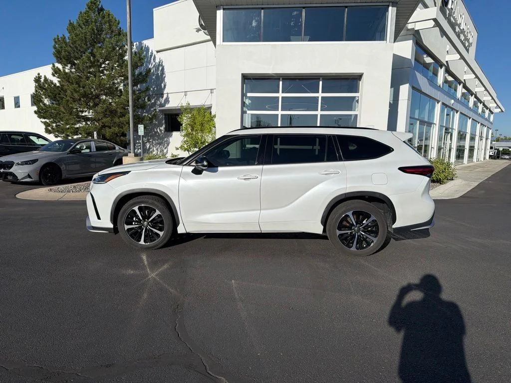 Used 2022  Toyota XSE image 2