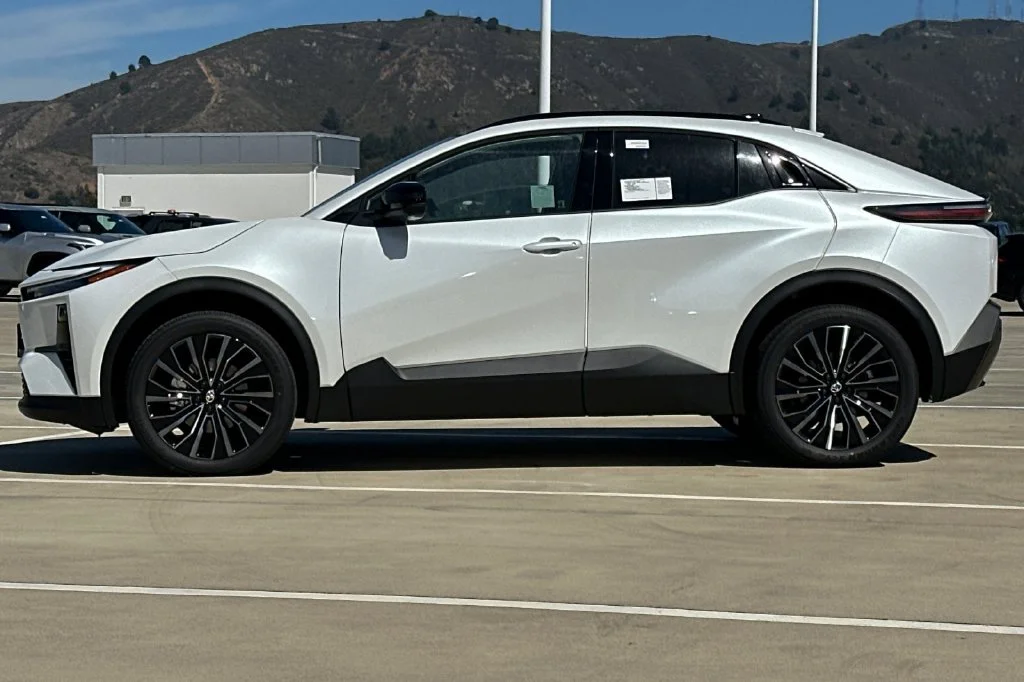 New 2027 Wind Chill Pearl <sup>1</sup> Toyota  XSE image 7