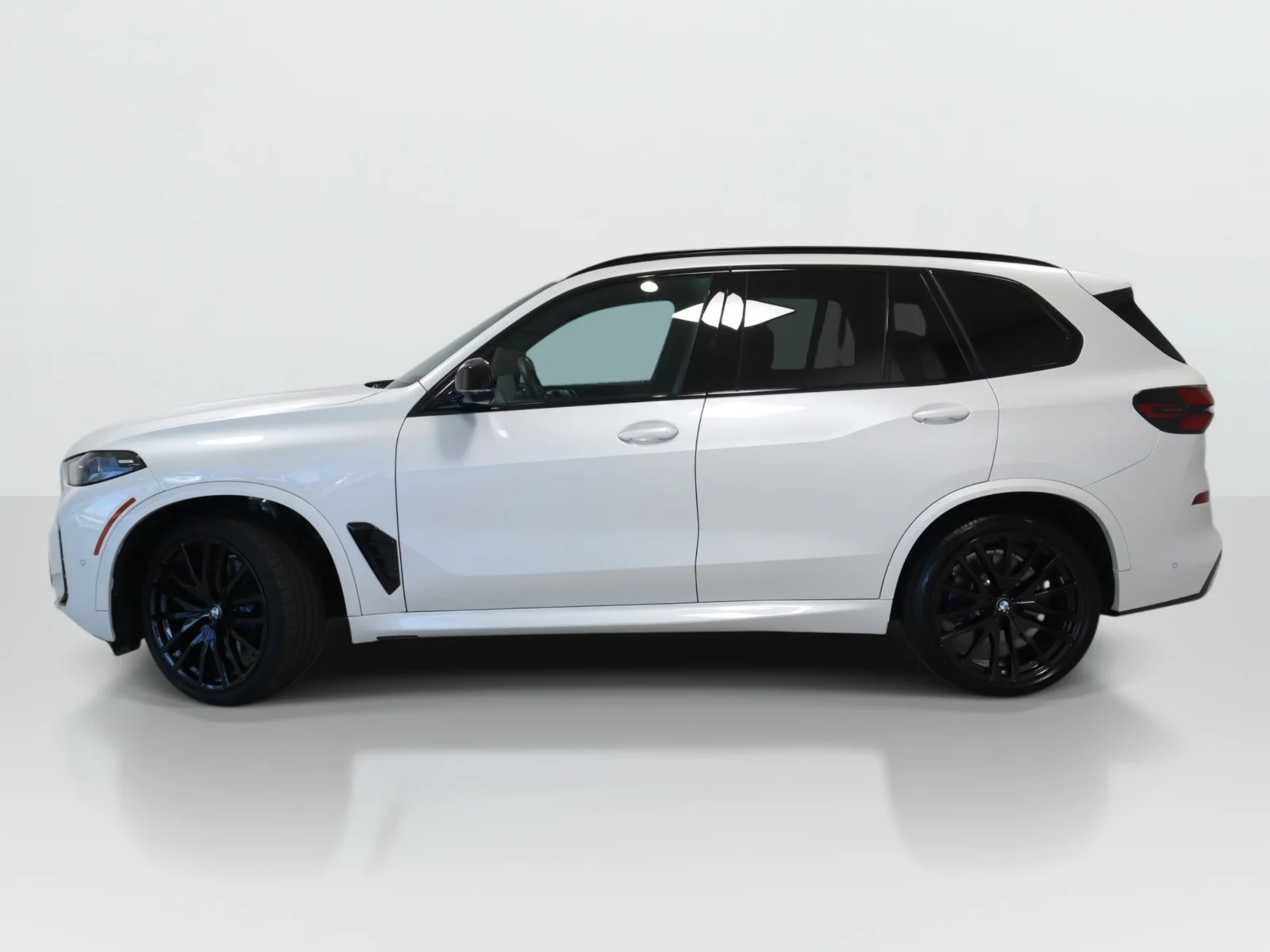 Used 2026 White BMW M60i Sports Activity Vehicle image 2