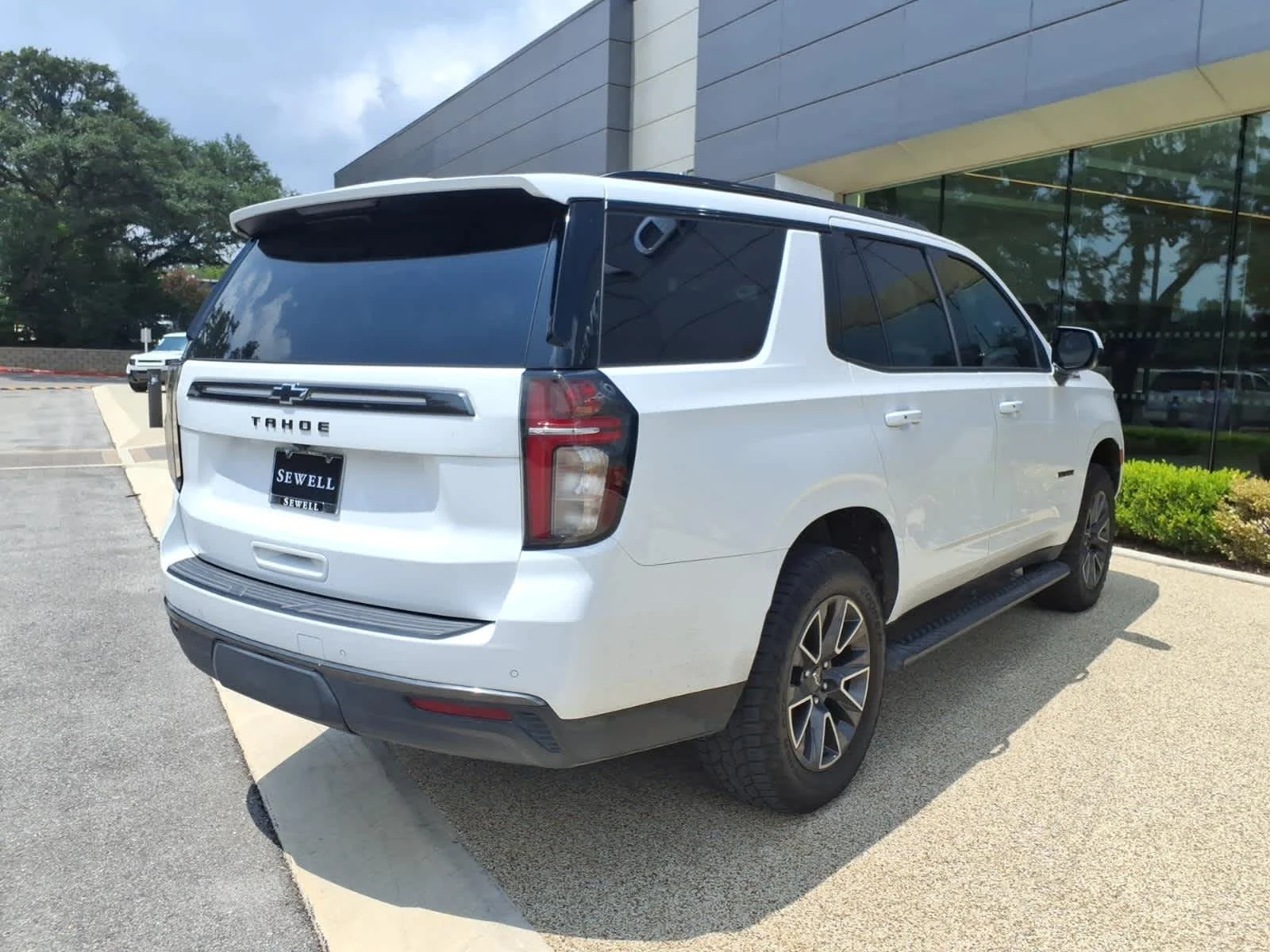Used 2022 Summit White Chevrolet Z71 image 5
