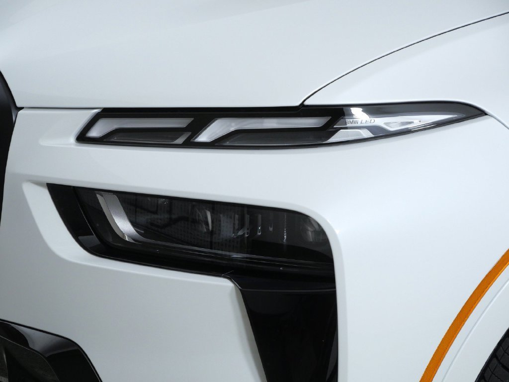 Used 2027 White BMW xDrive40i image 4