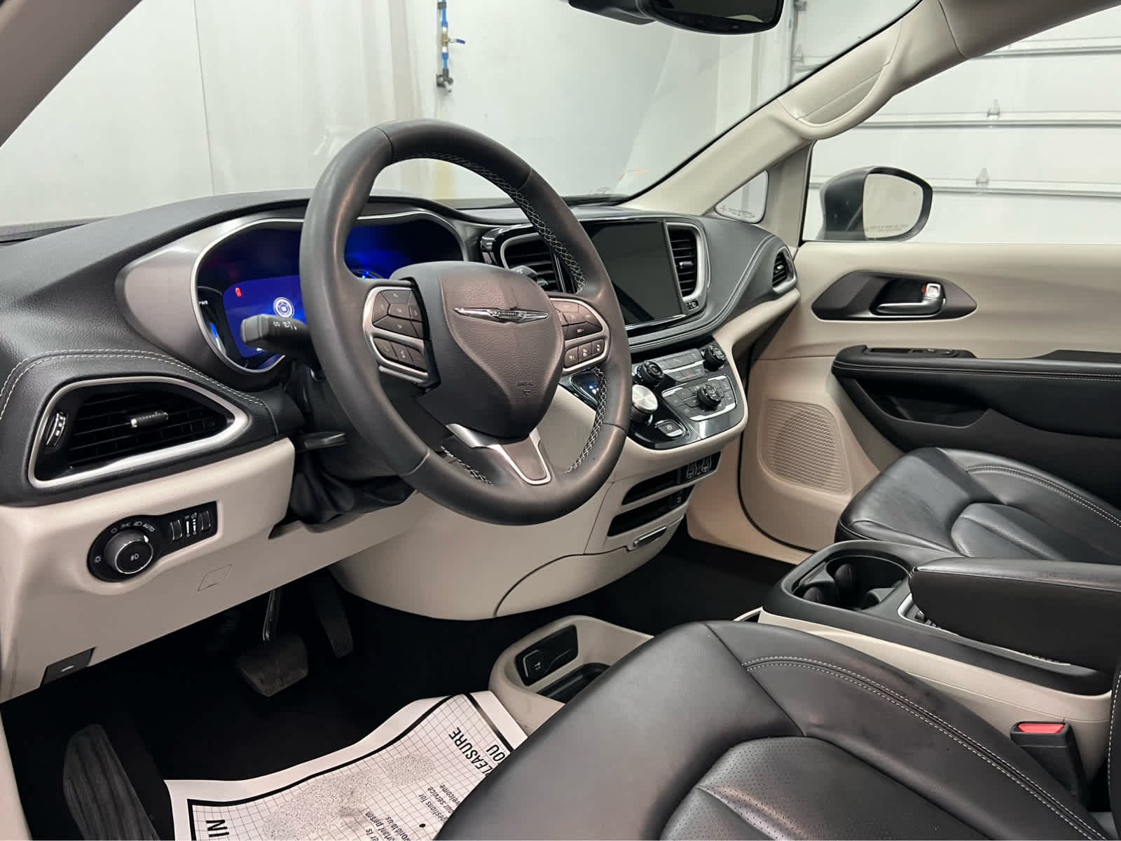 Used 2023 Ceramic Gray Clearcoat Chrysler Hybrid Touring L image 11