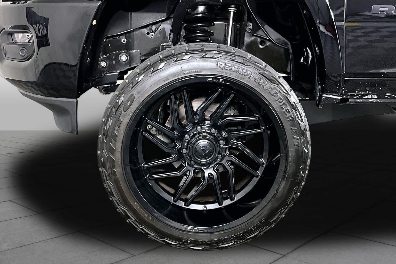 Used 2022 Diamond Black Crystal Pearlcoat Ram Laramie image 10