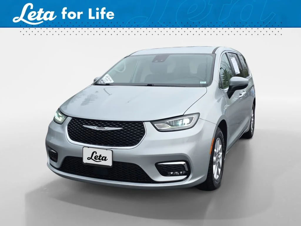 2023 Chrysler Pacifica Touring L's photo