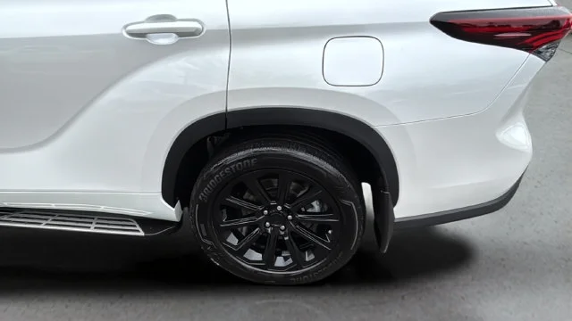 Used 2026 White/off-white Toyota XLE image 41