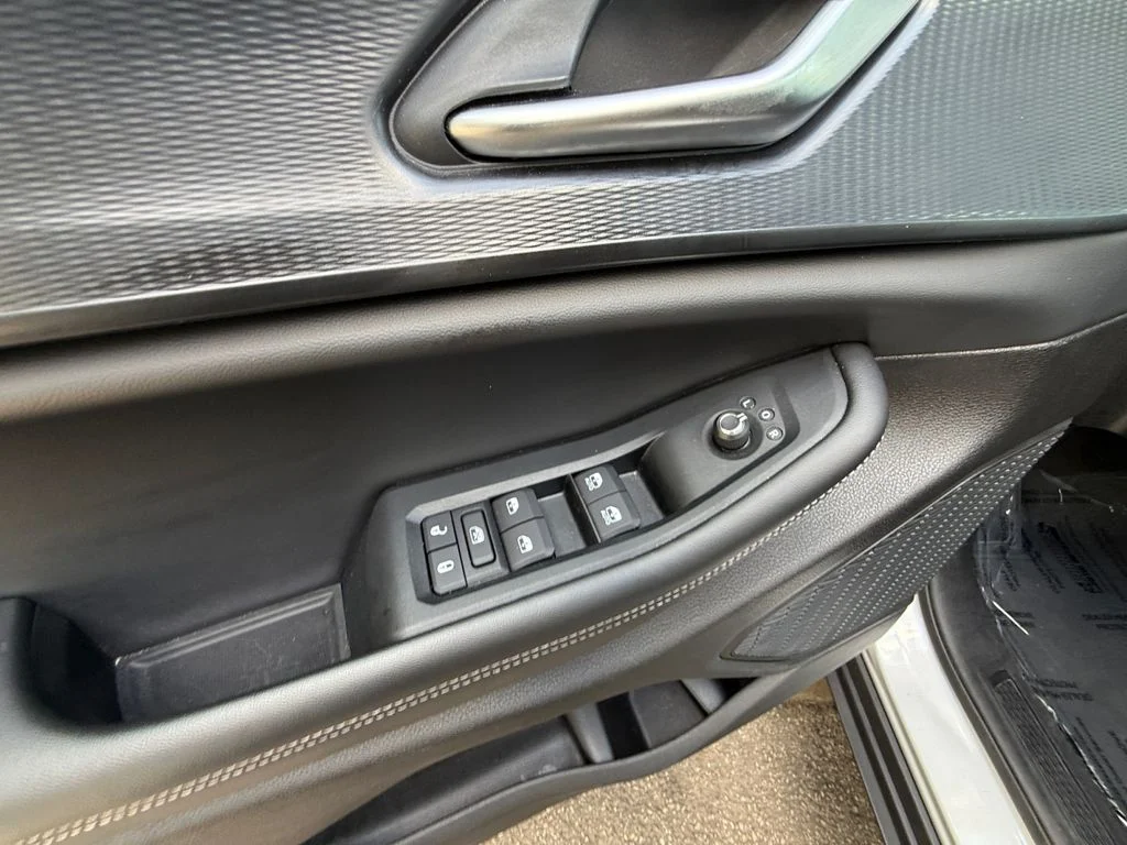 Used 2025 Silver Jeep Altitude image 11