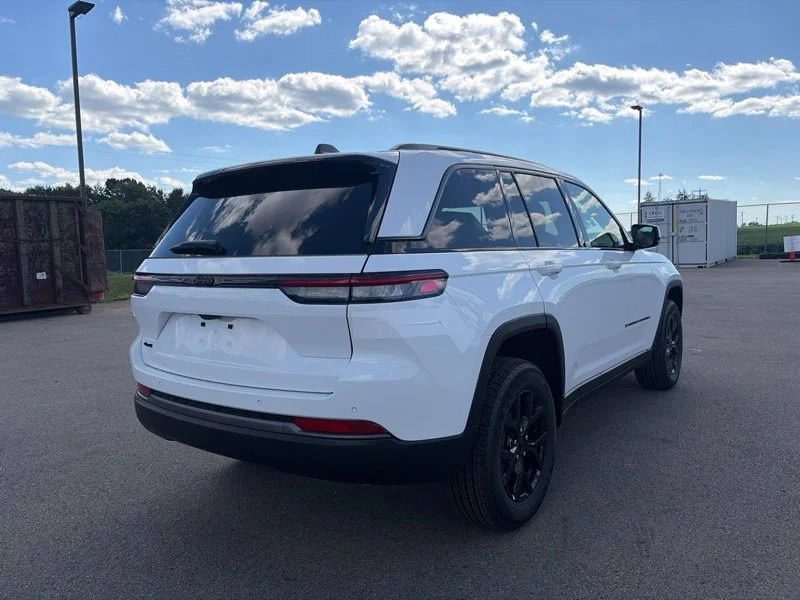 New 2026 Bright White Clear-Coat Exterior Paint Jeep Altitude image 3