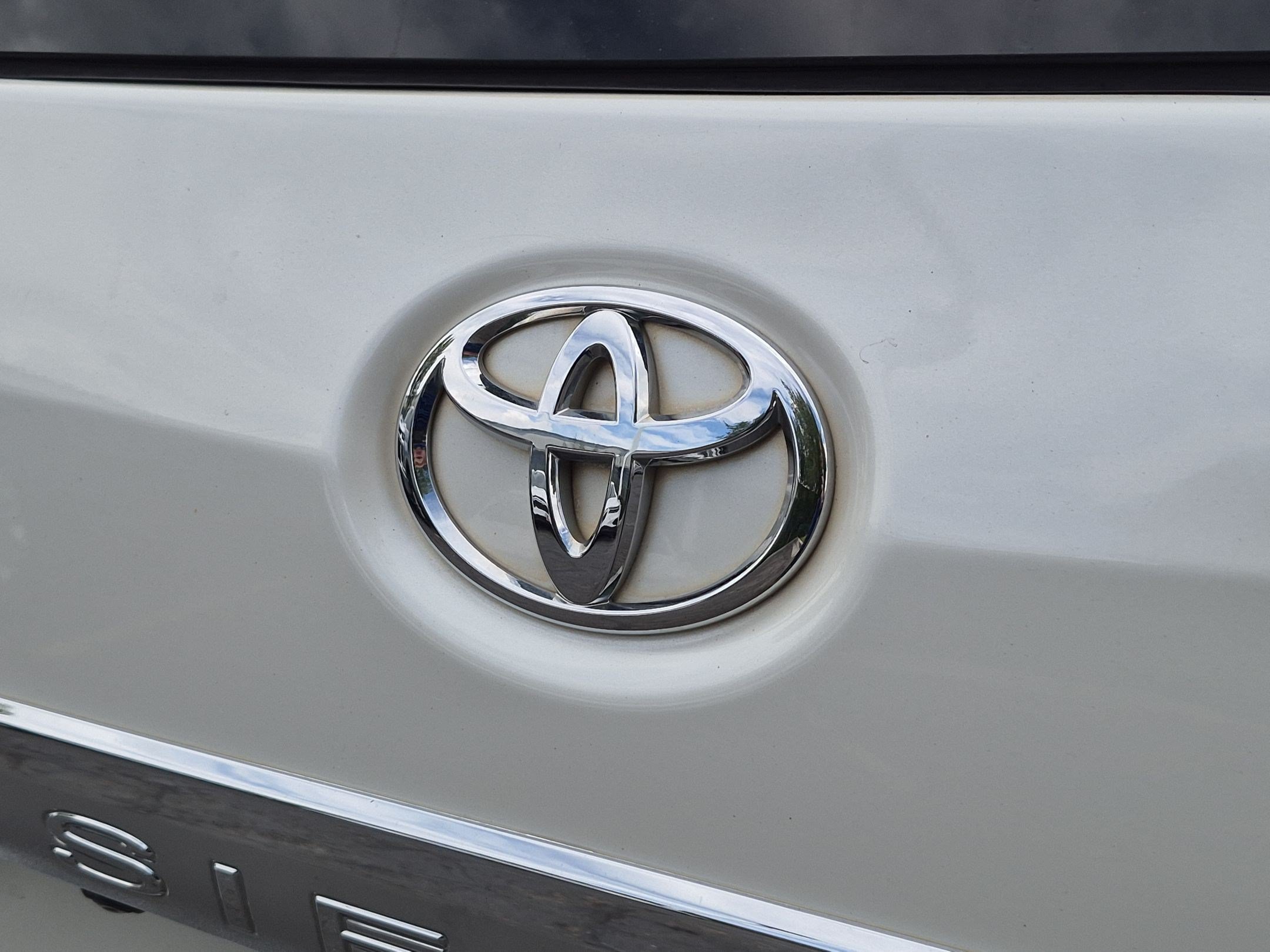 Used 2017 Blizzard Pearl Toyota Limited image 13