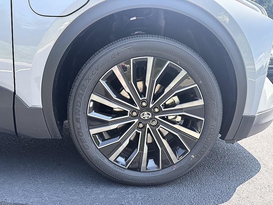 2026 Toyota C-HR XSE - Photo 8